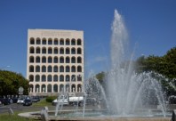 Fontana e palazzo compresso